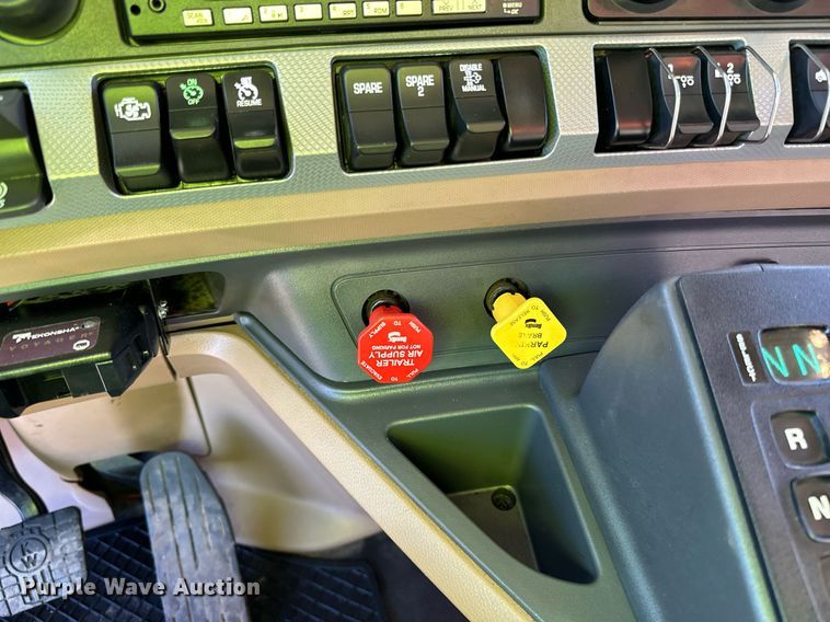 image for item DQ7418 2021 Kenworth  T880 dump truck