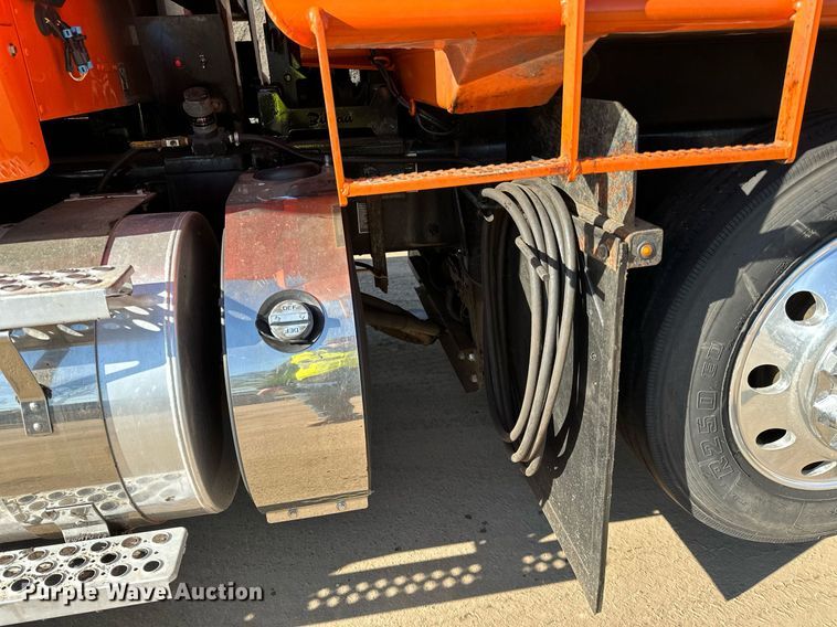 image for item DQ7418 2021 Kenworth  T880 dump truck