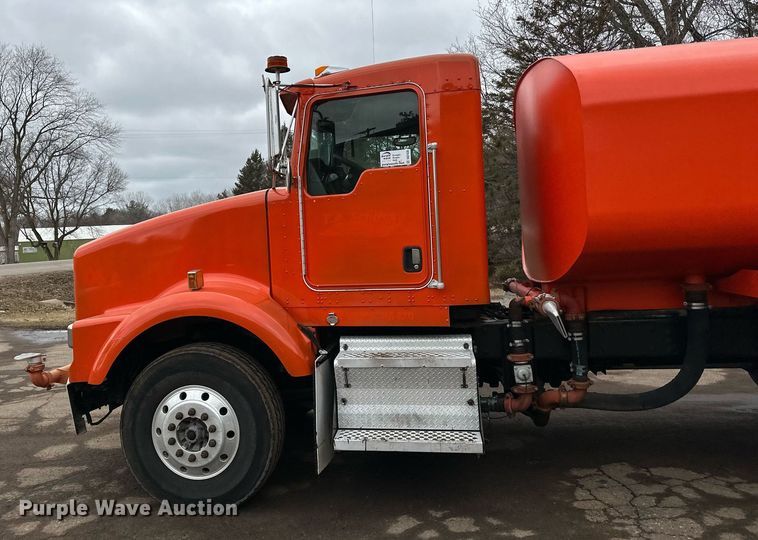 image for item DQ7428 2006 Kenworth  T800 water truck