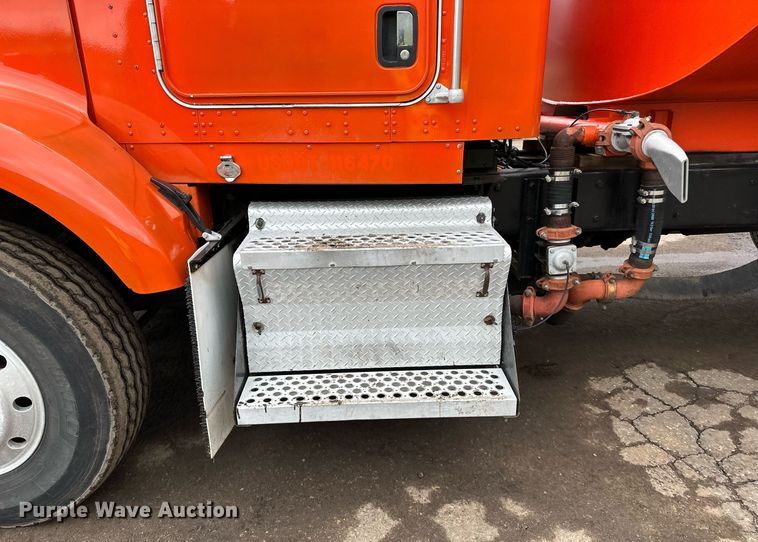 image for item DQ7428 2006 Kenworth  T800 water truck