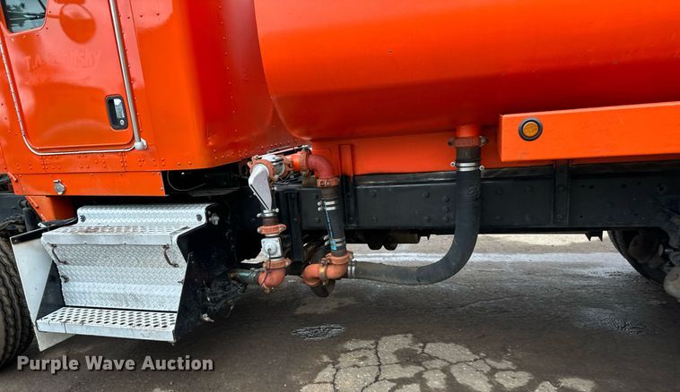 image for item DQ7428 2006 Kenworth  T800 water truck