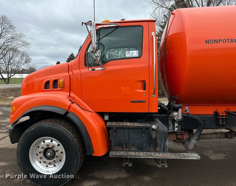 image for item DQ7429 2002 Sterling  LT7500 water truck