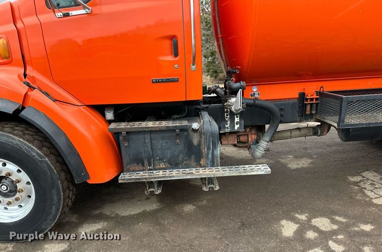 image for item DQ7429 2002 Sterling  LT7500 water truck