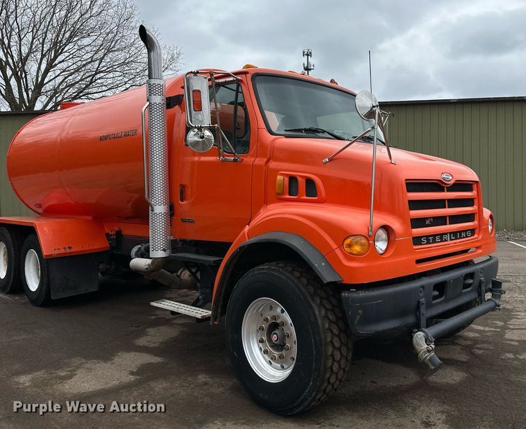 image for item DQ7429 2002 Sterling  LT7500 water truck