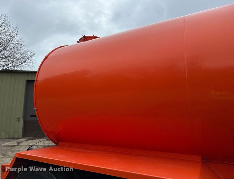 image for item DQ7429 2002 Sterling  LT7500 water truck