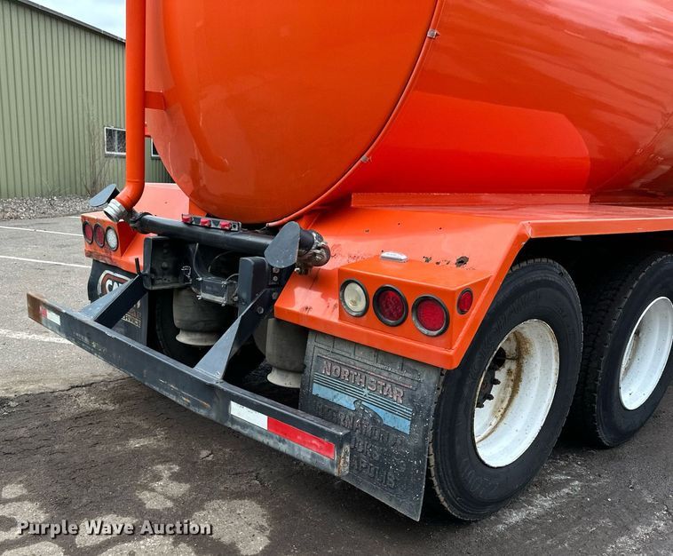 image for item DQ7429 2002 Sterling  LT7500 water truck