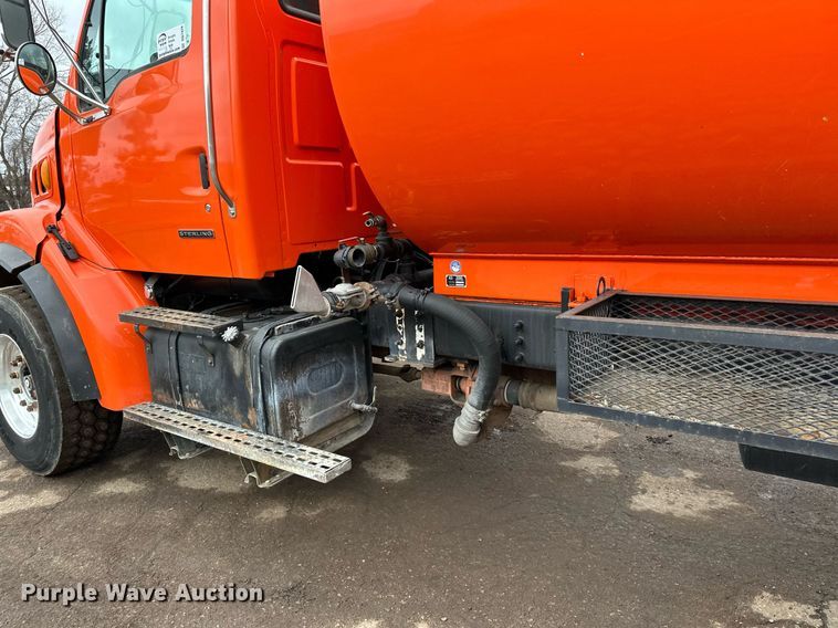 image for item DQ7429 2002 Sterling  LT7500 water truck