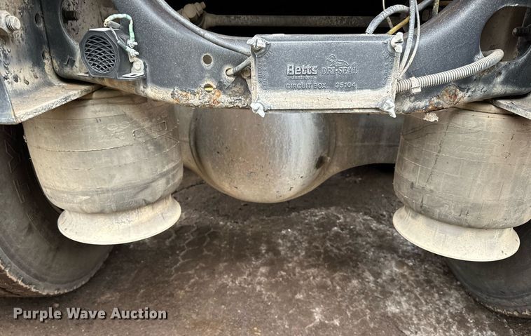 image for item DQ7429 2002 Sterling  LT7500 water truck