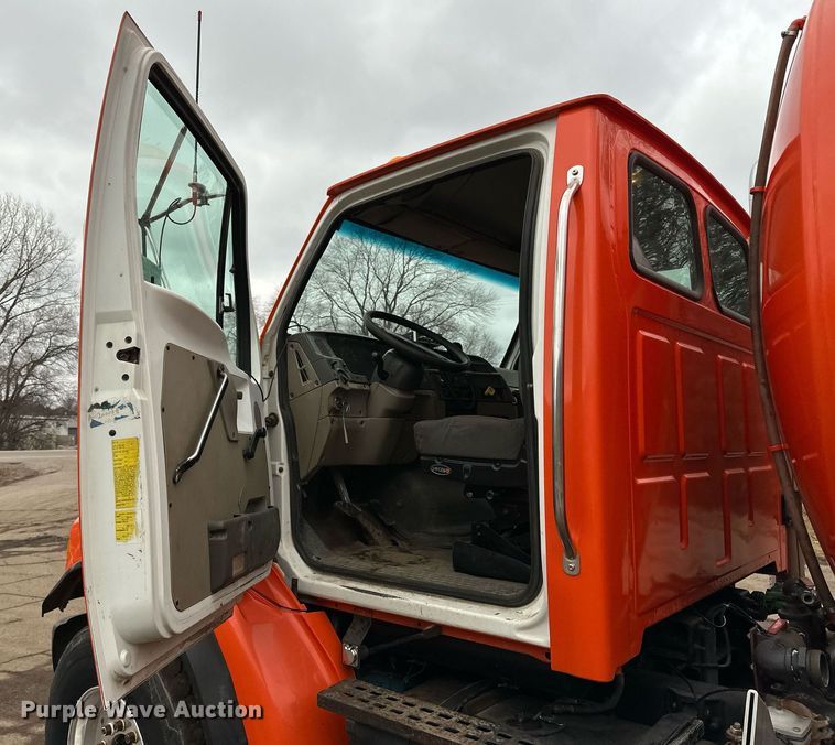 image for item DQ7429 2002 Sterling  LT7500 water truck