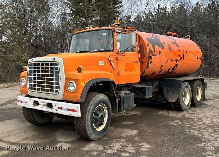 image for item DQ7430 1974 Ford  8000 water truck