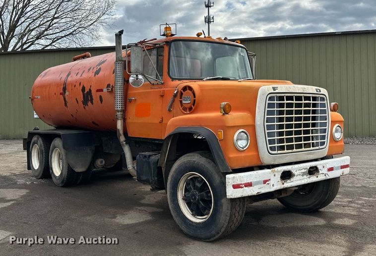 image for item DQ7430 1974 Ford  8000 water truck