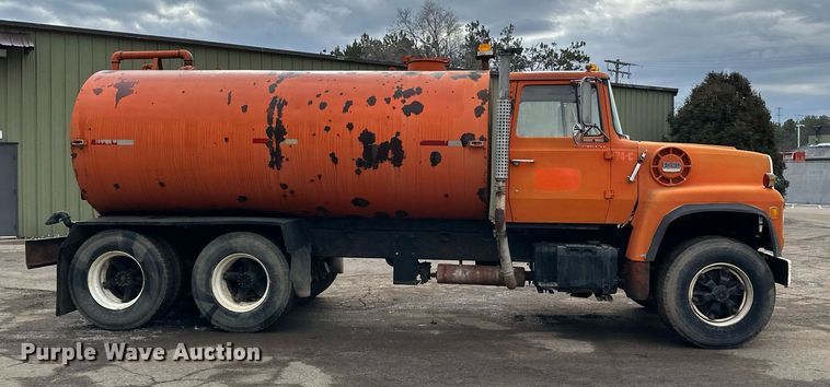 image for item DQ7430 1974 Ford  8000 water truck