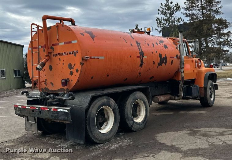 image for item DQ7430 1974 Ford  8000 water truck