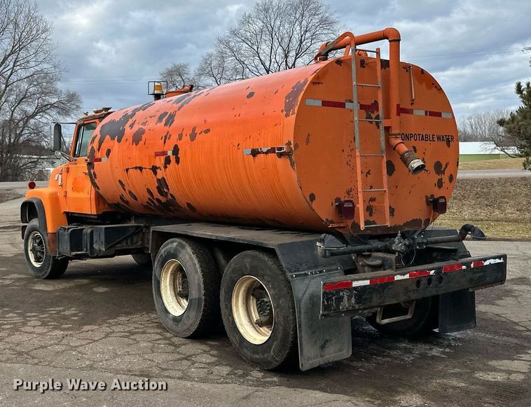 image for item DQ7430 1974 Ford  8000 water truck