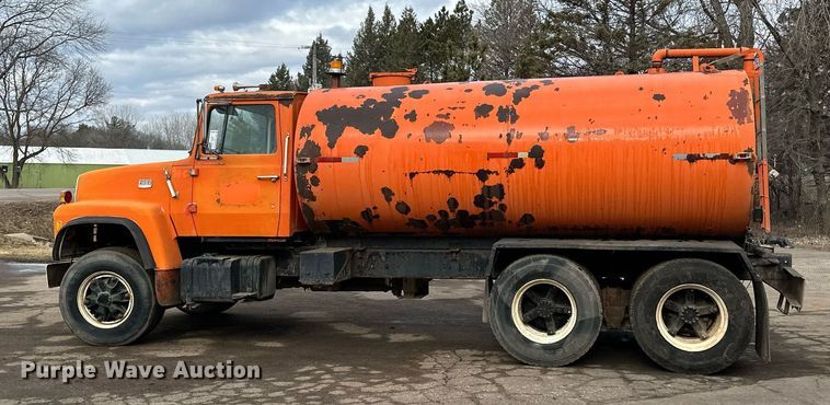 image for item DQ7430 1974 Ford  8000 water truck