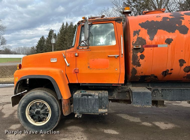 image for item DQ7430 1974 Ford  8000 water truck