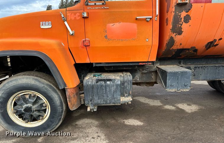 image for item DQ7430 1974 Ford  8000 water truck