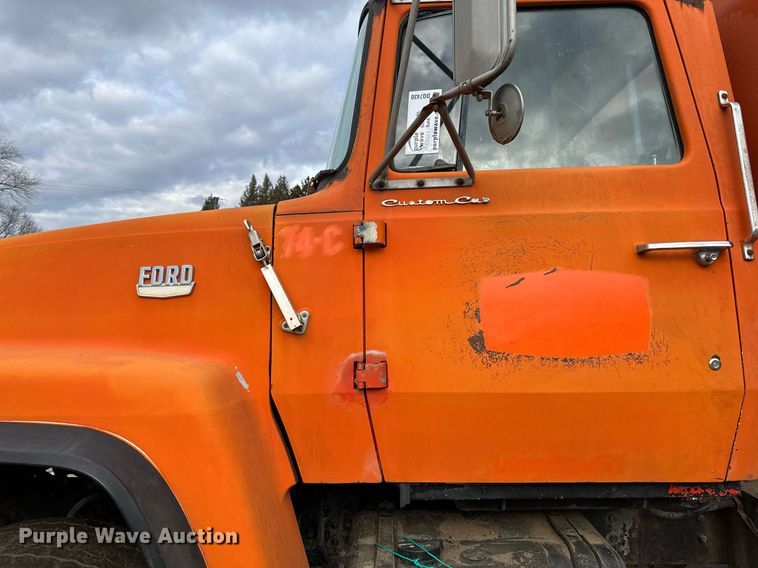 image for item DQ7430 1974 Ford  8000 water truck