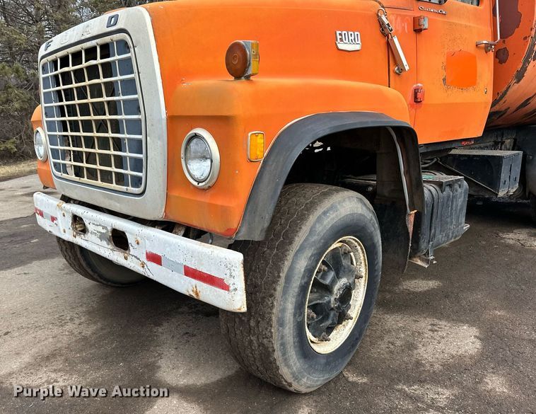 image for item DQ7430 1974 Ford  8000 water truck