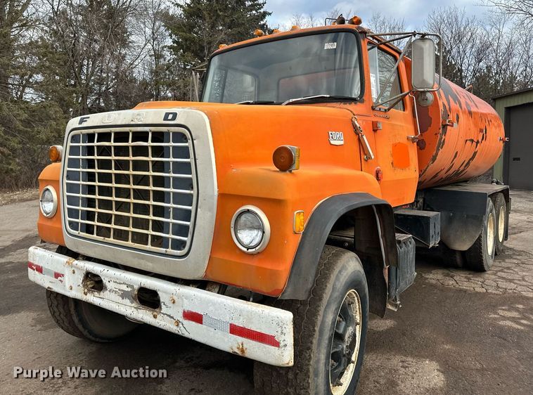 image for item DQ7430 1974 Ford  8000 water truck