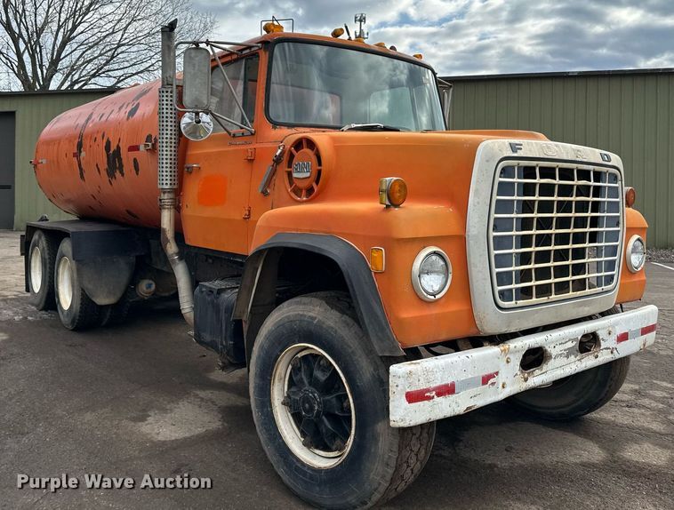 image for item DQ7430 1974 Ford  8000 water truck