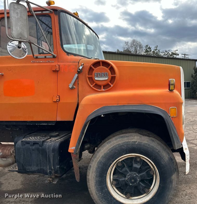 image for item DQ7430 1974 Ford  8000 water truck