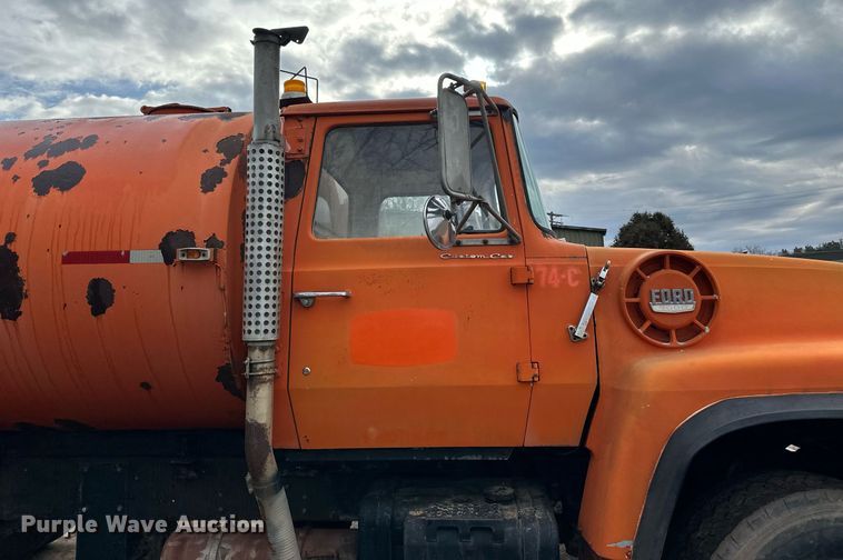 image for item DQ7430 1974 Ford  8000 water truck