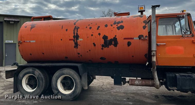 image for item DQ7430 1974 Ford  8000 water truck