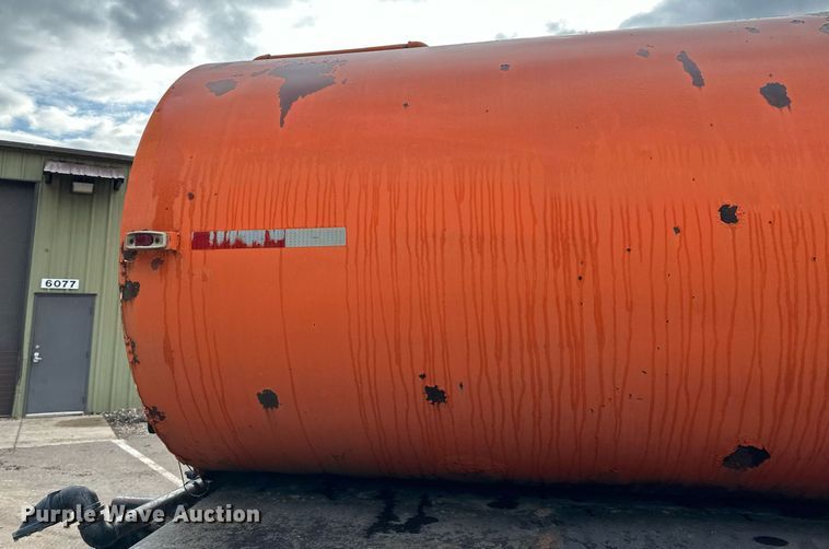 image for item DQ7430 1974 Ford  8000 water truck