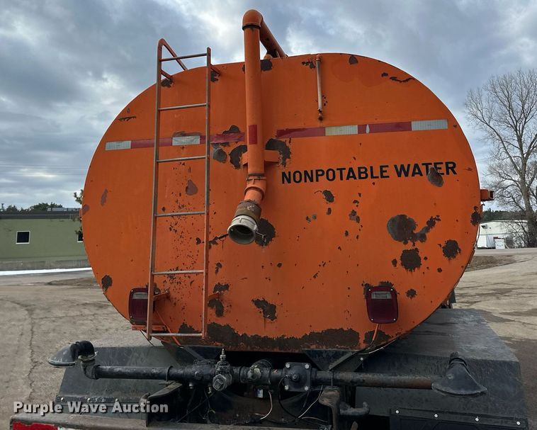 image for item DQ7430 1974 Ford  8000 water truck