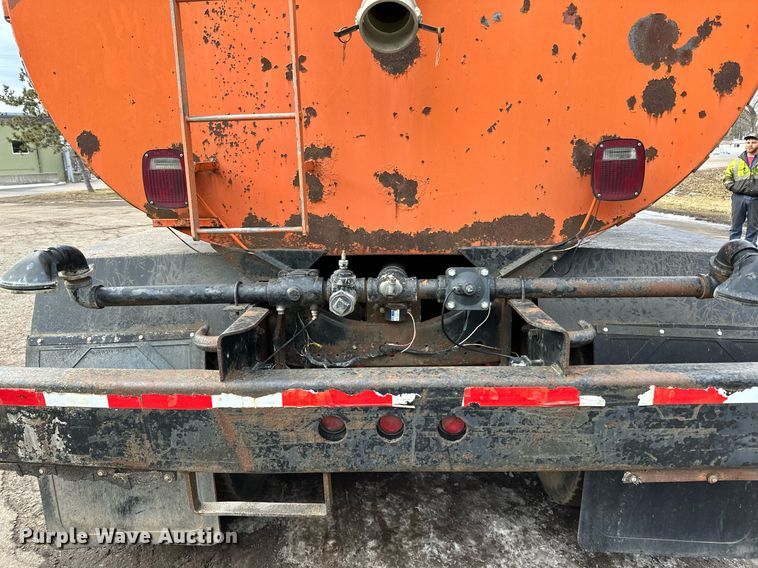 image for item DQ7430 1974 Ford  8000 water truck