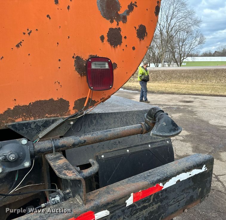 image for item DQ7430 1974 Ford  8000 water truck
