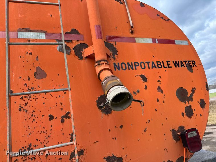 image for item DQ7430 1974 Ford  8000 water truck