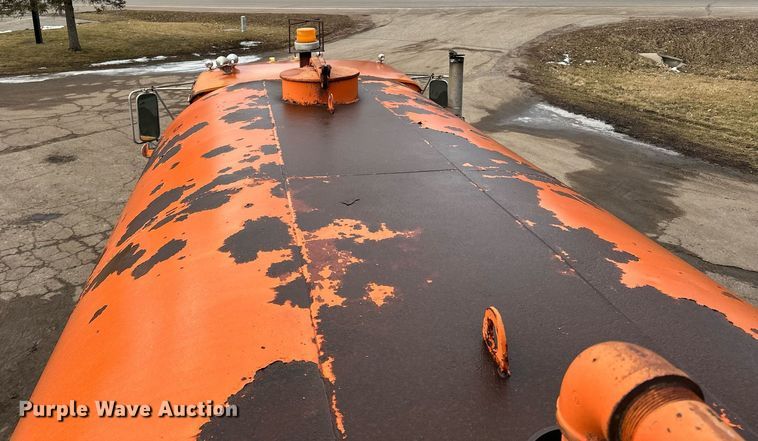 image for item DQ7430 1974 Ford  8000 water truck