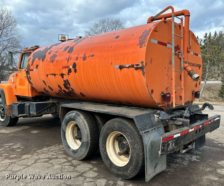 image for item DQ7430 1974 Ford  8000 water truck