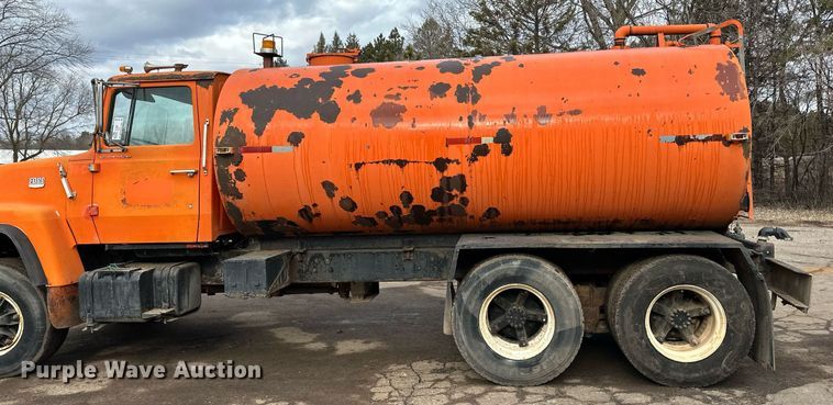 image for item DQ7430 1974 Ford  8000 water truck