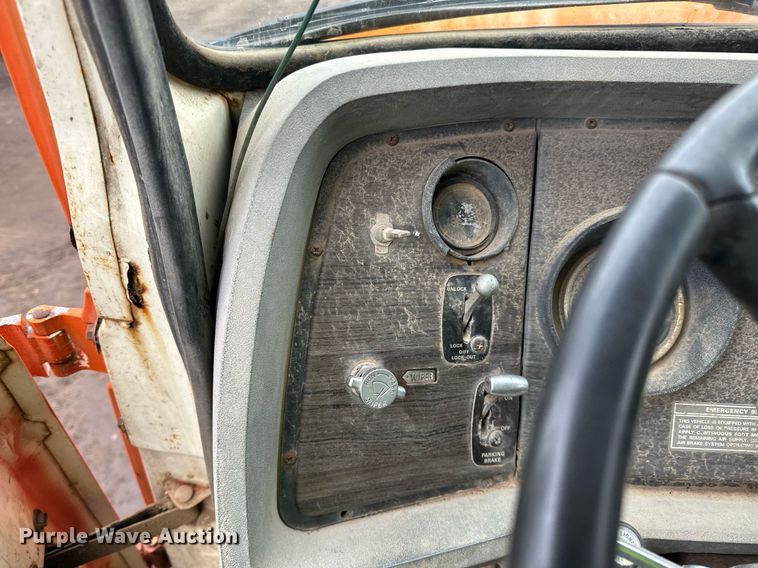 image for item DQ7430 1974 Ford  8000 water truck