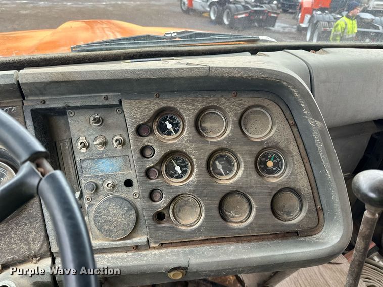 image for item DQ7430 1974 Ford  8000 water truck