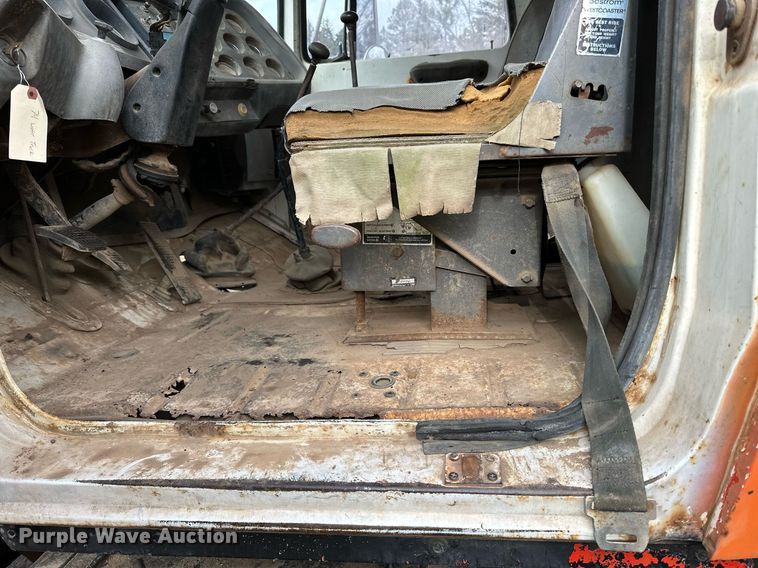 image for item DQ7430 1974 Ford  8000 water truck