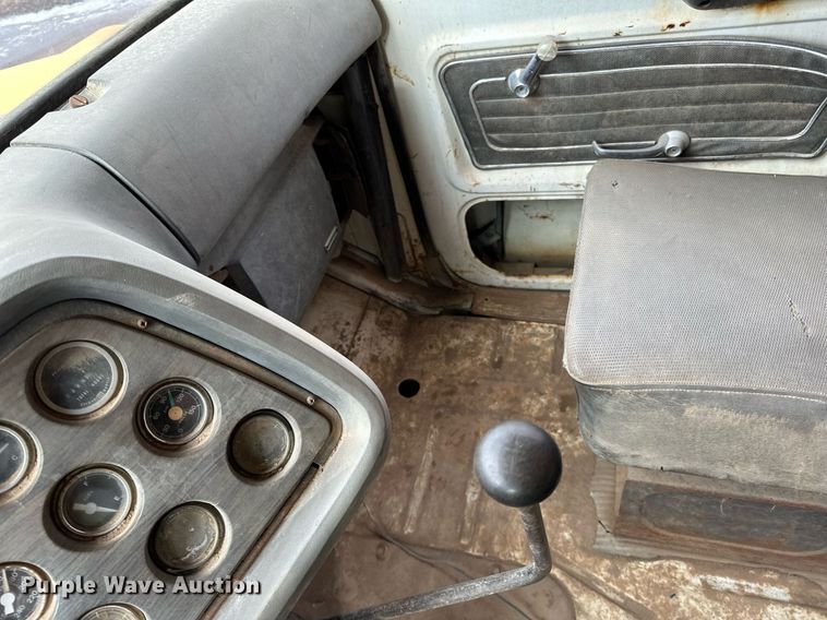 image for item DQ7430 1974 Ford  8000 water truck