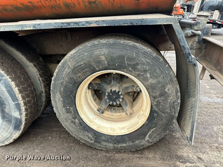 image for item DQ7430 1974 Ford  8000 water truck