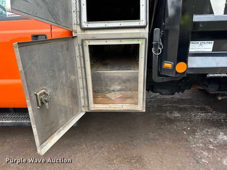 image for item DQ7434 2016 Ford  F550 flatbed truck