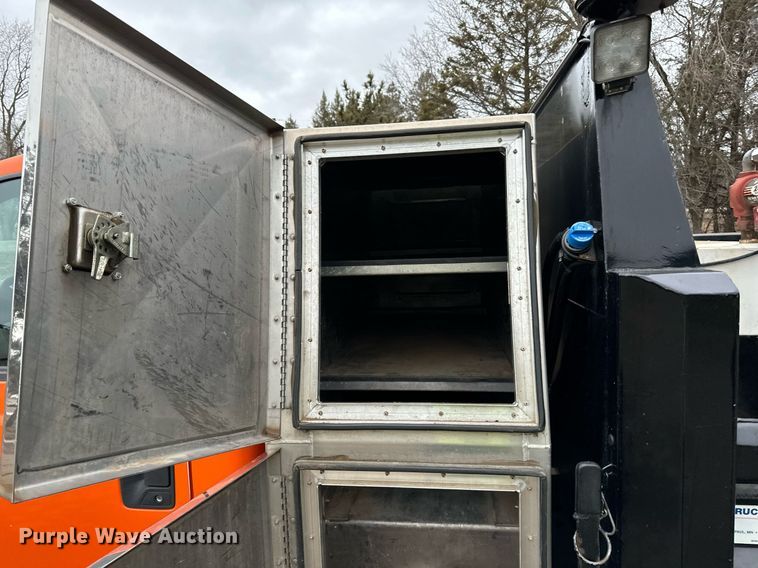 image for item DQ7434 2016 Ford  F550 flatbed truck