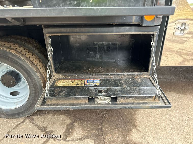 image for item DQ7434 2016 Ford  F550 flatbed truck