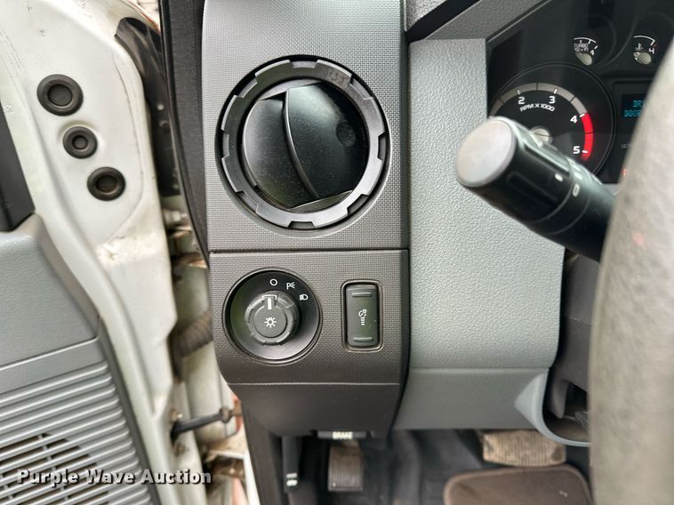 image for item DQ7434 2016 Ford  F550 flatbed truck