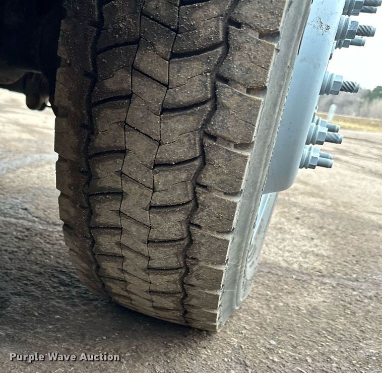 image for item DQ7434 2016 Ford  F550 flatbed truck