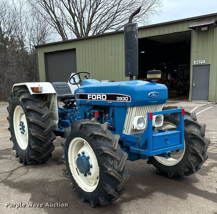 image for item DQ7435 1992 Ford  3930 MFWD tractor