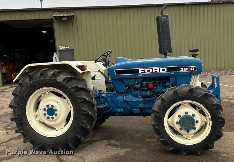 image for item DQ7435 1992 Ford  3930 MFWD tractor