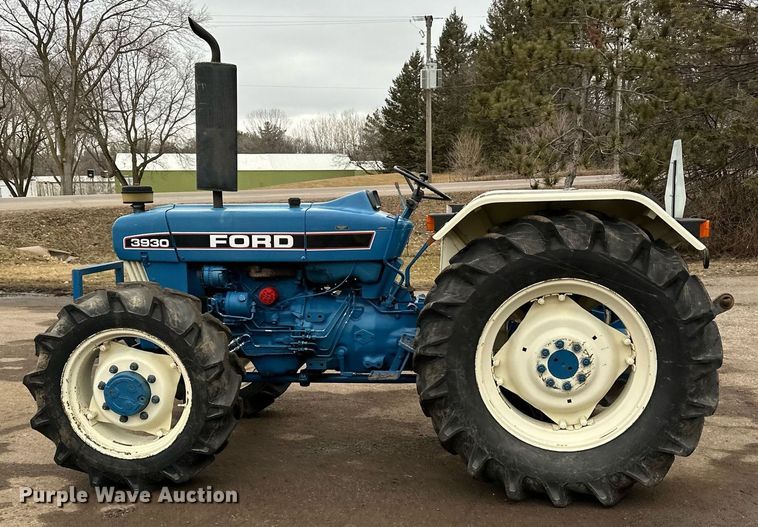 image for item DQ7435 1992 Ford  3930 MFWD tractor