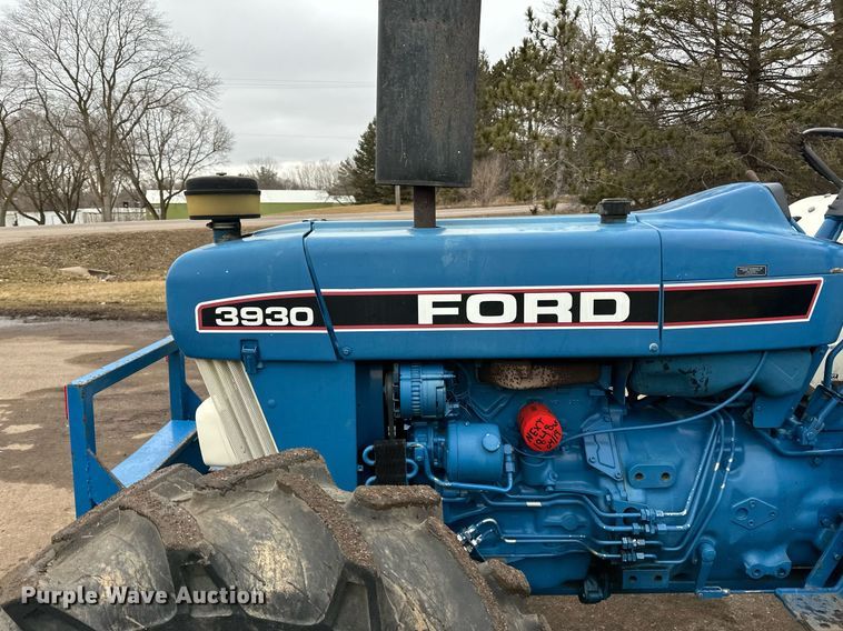 image for item DQ7435 1992 Ford  3930 MFWD tractor